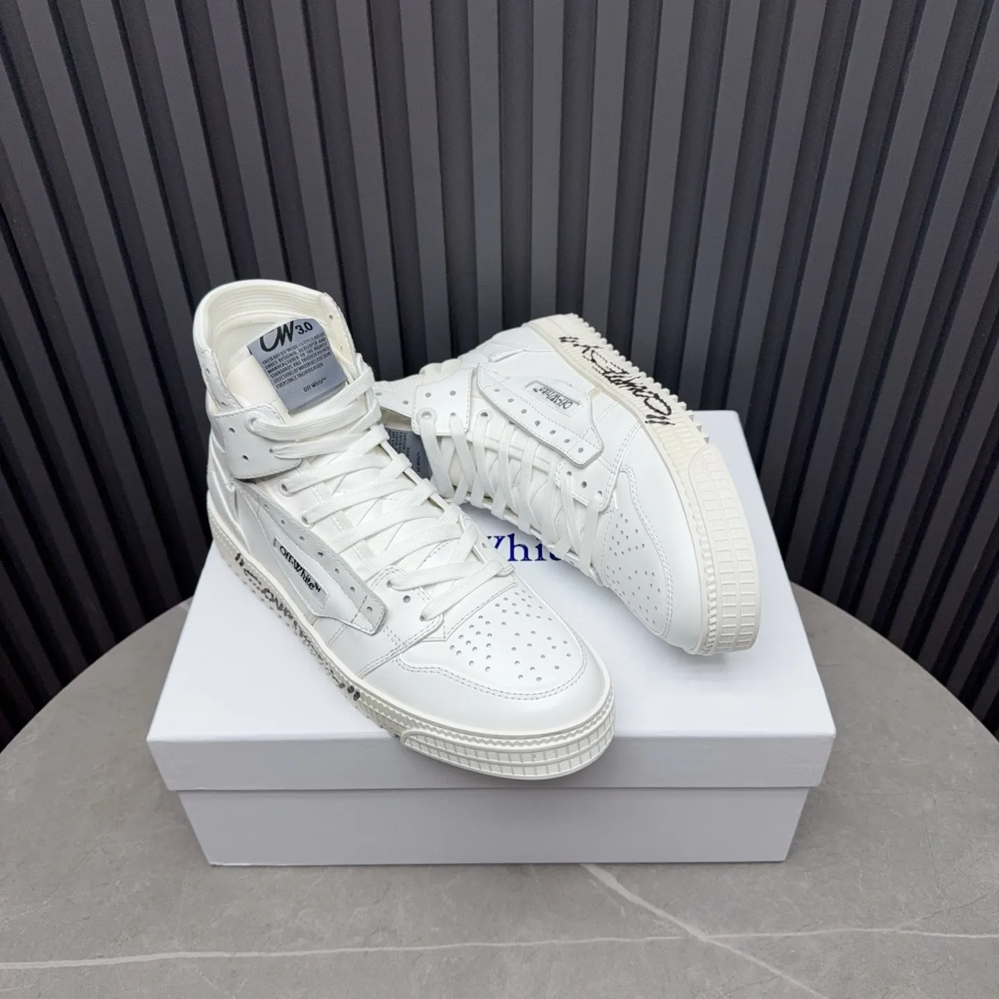 Men's shoes💰740 OFF WHITE ⚡️Couple style⚡️The latest spring style street casual shoes, released with the highest quality version on the market👊Series original mold opening, original lasting, production technology 1:1 original version➰🔜The best choice for more and more celebrities and Internet celebrities🔸In the classics Changes in the code🔸Innovate in the trend🔸Strive to break away from the shackles of bad street design🔝Although he is not the originator of fashion design, he is definitely a shining dark horse in avant-garde design🐴🆙Do not follow the trend🔅Not universal beauty🔅 Fabric💯First-layer cowhide Lining💯Imported skin-friendly and environmentally friendly polyester mesh Foot pads💯Original molded high-elastic environmentally friendly molding pads Midsole💯Made with original last-last technology Outsole💯Rubber outsole Packaging💯Official website synchronizes full set of packaging (brand wrapping paper, brand certificate, brand cloth bag) Code numbers 35-44, 45 46 Customized
